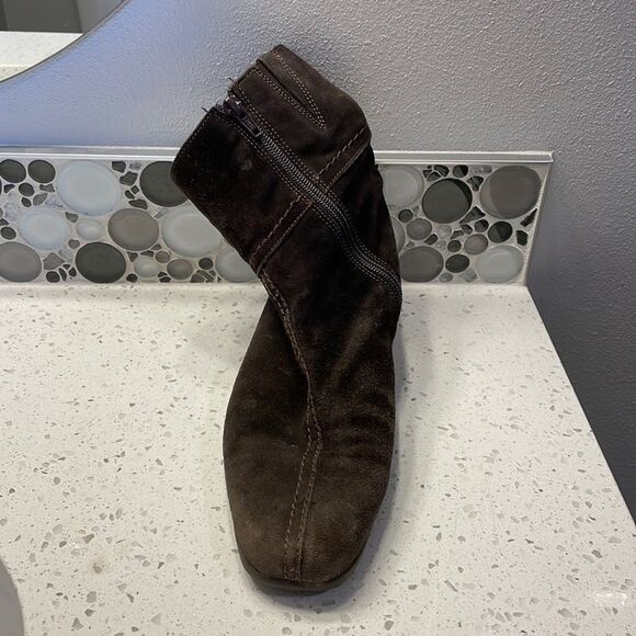 La Canadienne woman’s brown suede boot - Picture 1 of 12